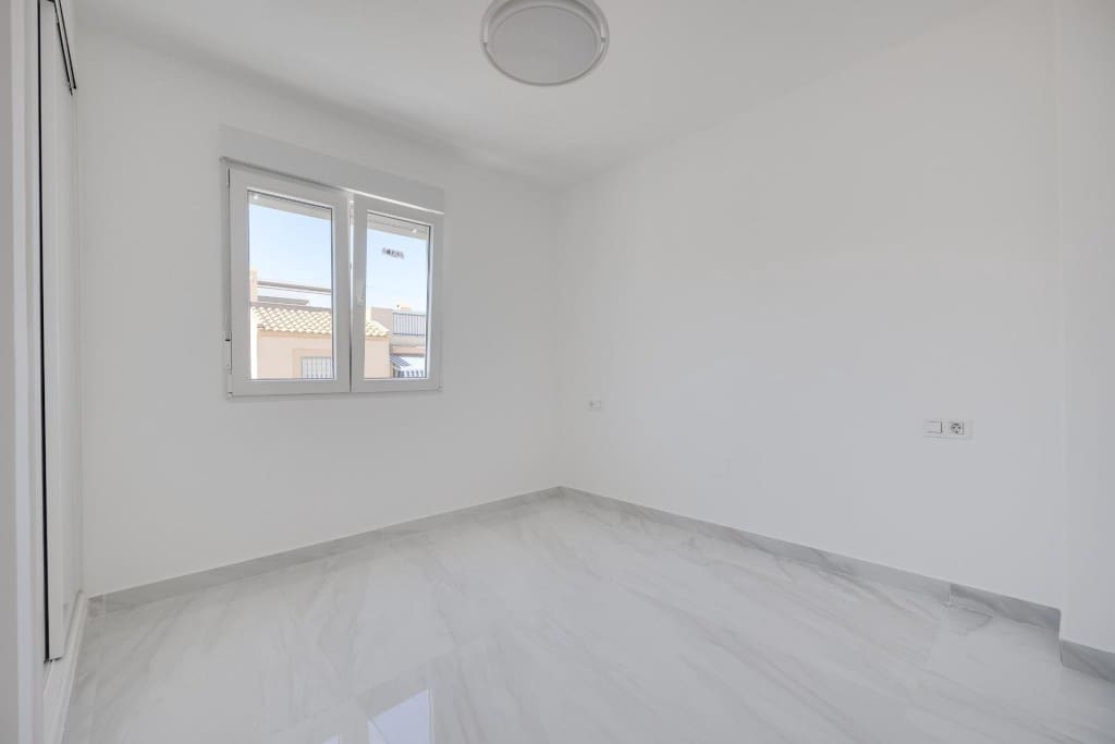 2 makuuhuone Kattohuoneisto myytävänä paikassa Torrevieja mukana uima-altaan - 155 500 € (Ref: 9390402)