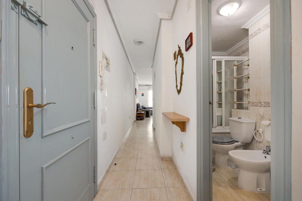 Apartamento de 2 habitaciones en Torrevieja en venta - 135.000 € (Ref: 9415508)