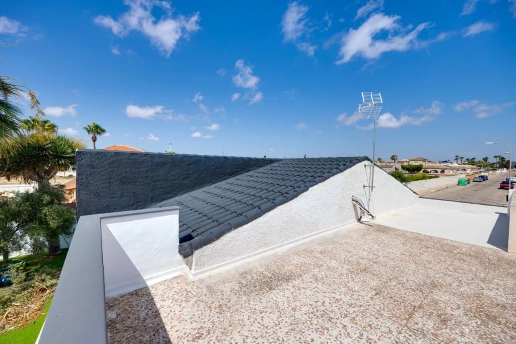 4 soverom Villa til salgs i La Siesta med svømmebasseng - € 400 000 (Ref: 9439520)