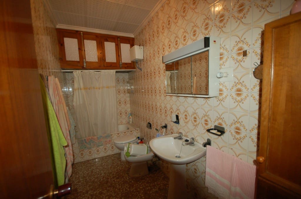 4 makuuhuone Omakotitalo myytävänä paikassa Catral mukana 
autotalli - 180 000 € (Ref: 9526162)