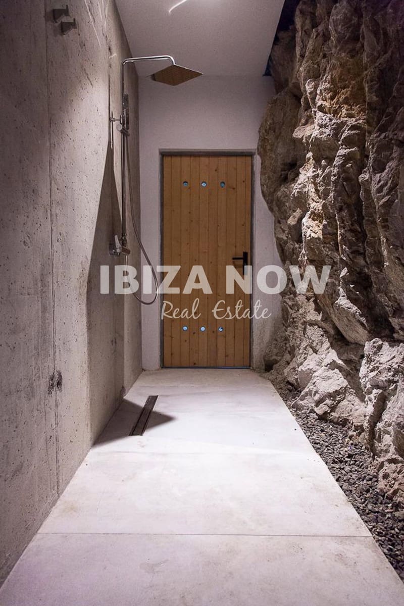4 bedroom Villa for sale in Cala Llonga with pool garage - € 2,850,000 (Ref: 7508110)