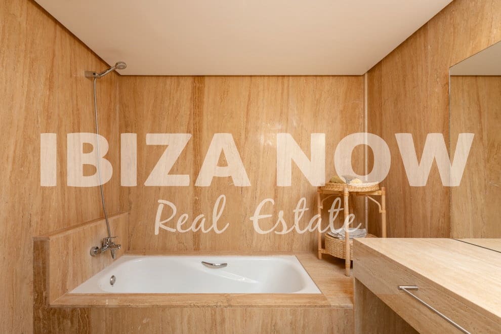 Apartamento de 2 habitaciones en San Jose / Sant Josep de Sa Talaia en venta con piscina garaje - 1.150.000 € (Ref: 8533276)