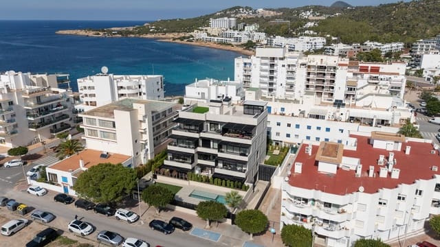 Apartamento de 2 habitaciones en Sant Antoni de Portmany en venta con piscina garaje - 595.000 € (Ref: 9360845)