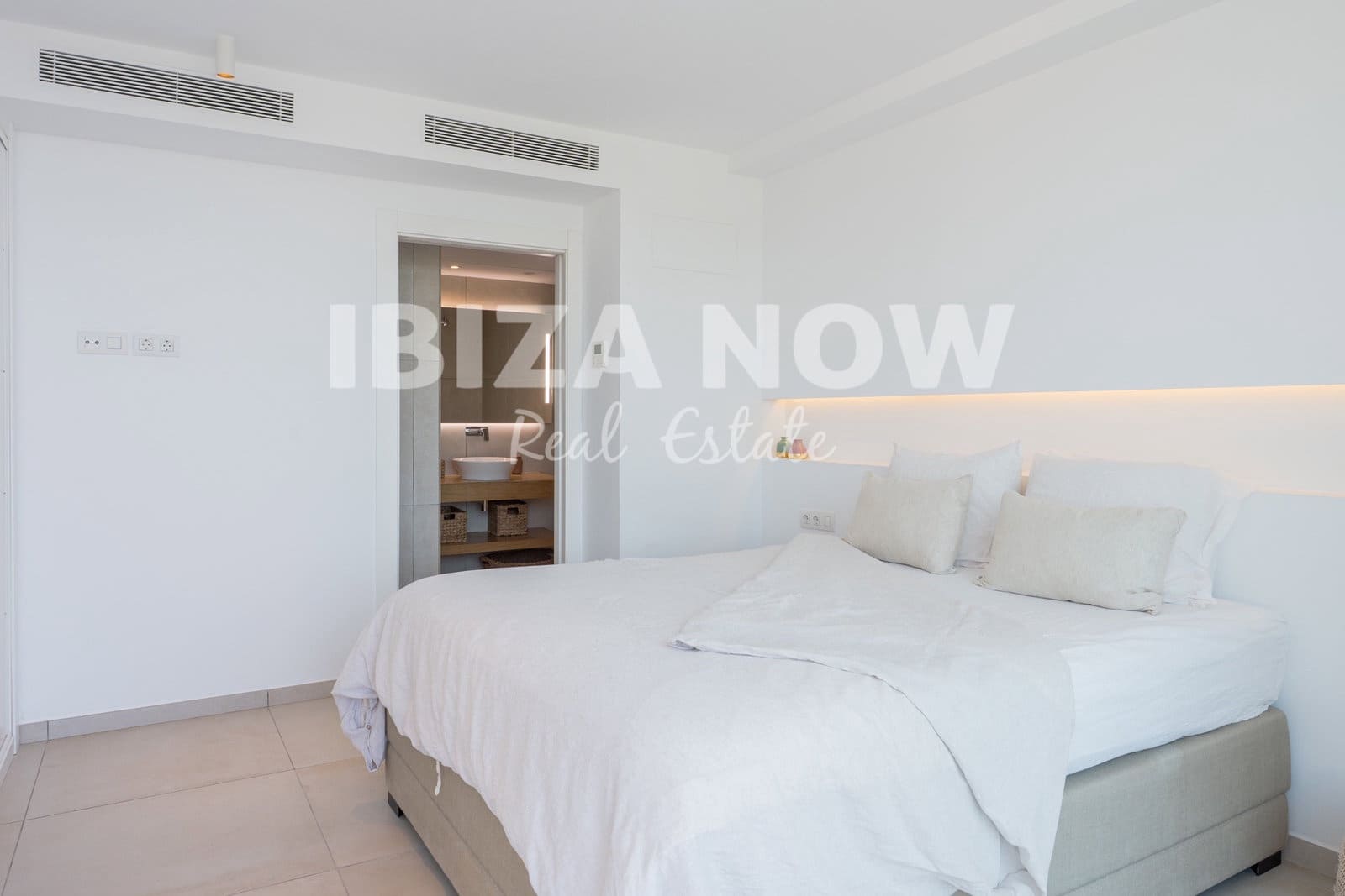 3 bedroom Apartment for sale in San Jose / Sant Josep de Sa Talaia with pool garage - € 1,395,000 (Ref: 9829917)