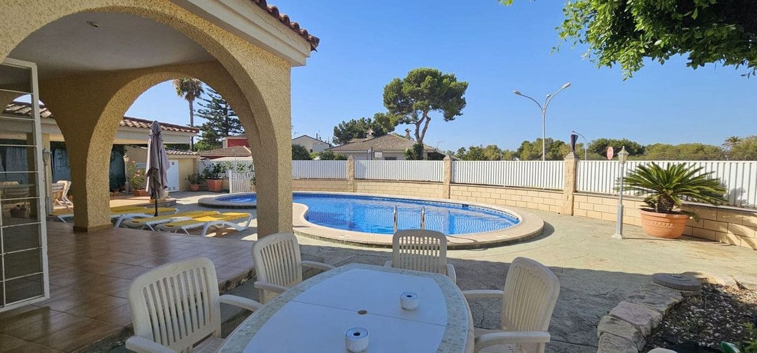 5 Zimmer Villa zu verkaufen in Campoamor mit Pool - 739.000 € (Ref: 9911008)