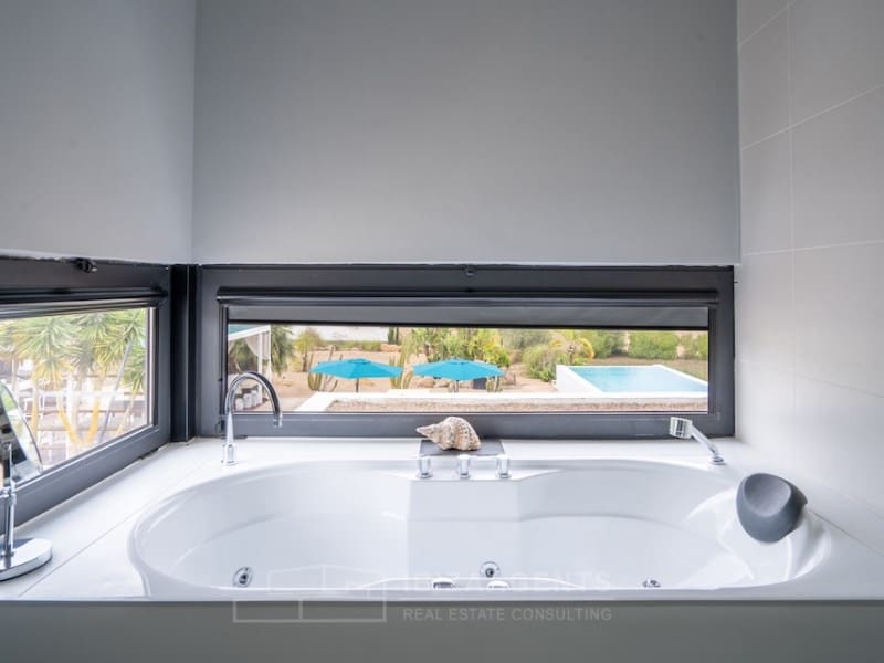 4 soveværelse Villa til leje i Sant Antoni de Portmany med swimmingpool - € 12.000 (Ref: 9758810)