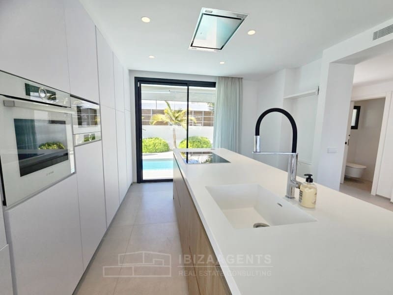 5 slaapkamer Villa te koop in Santa Eulalia / Santa Eularia met zwembad - € 2.700.000 (Ref: 9762007)