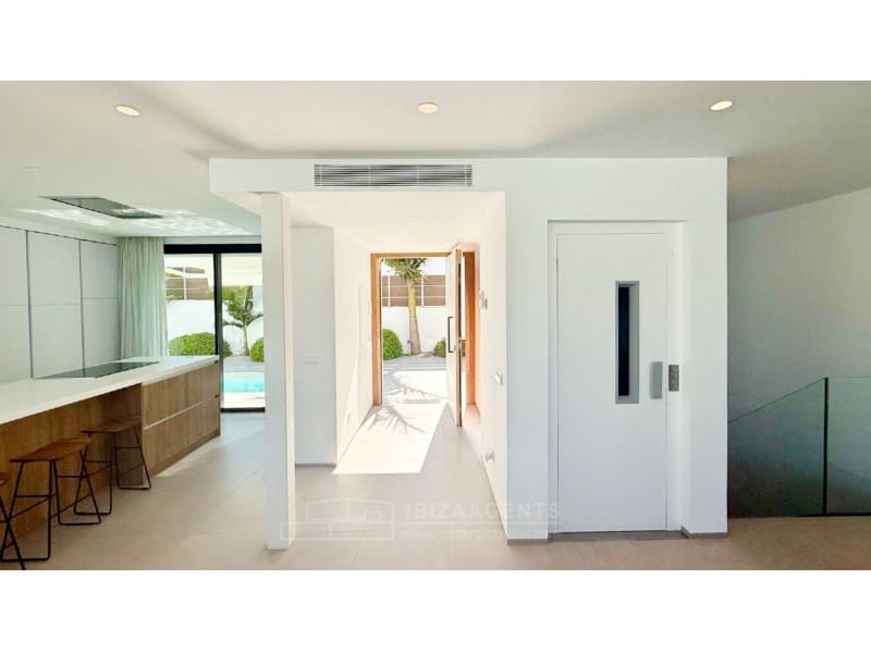 5 slaapkamer Villa te koop in Santa Eulalia / Santa Eularia met zwembad - € 2.700.000 (Ref: 9762007)