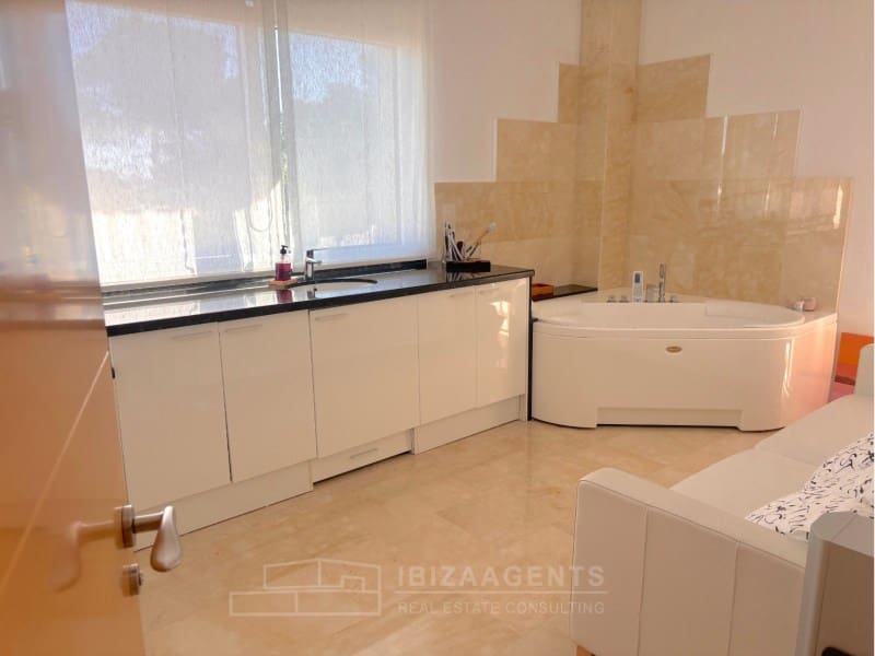 4 Zimmer Villa zu verkaufen in La Siesta mit Pool Garage - 3.980.000 € (Ref: 9824914)