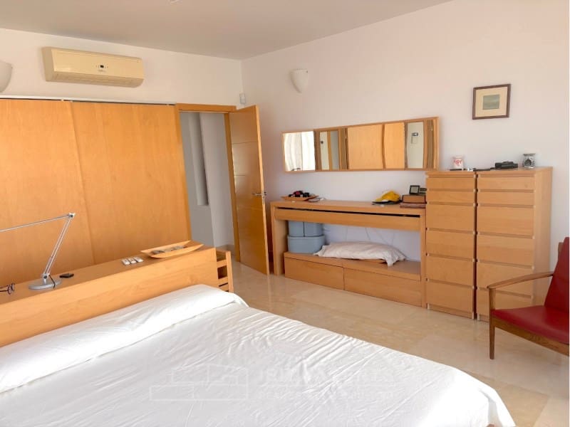 4 Zimmer Villa zu verkaufen in La Siesta mit Pool Garage - 3.980.000 € (Ref: 9824914)