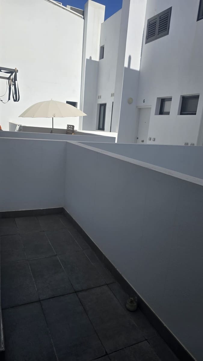 2 soverom Hus til leie i Las Palmas de Gran Canaria med garasje - € 1 250 (Ref: 9148953)