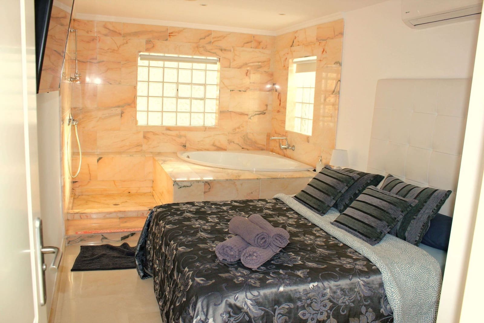 2 bedroom Apartment for sale in Arguineguin with pool - € 640,000 (Ref: 9535580)