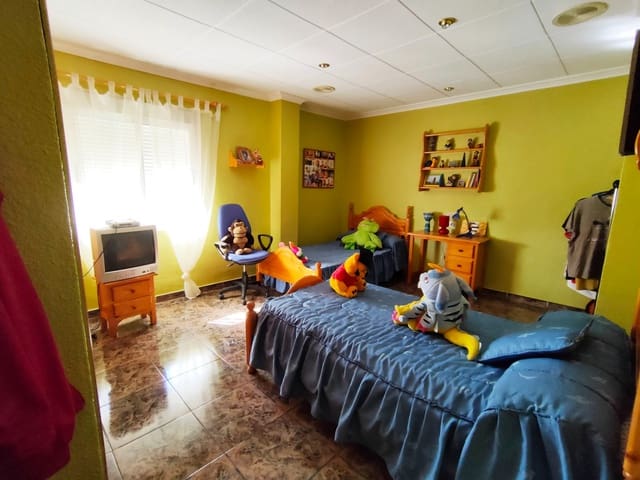 7 bedroom Villa for sale in La Marina, Elche / Elx with garage - € 439,000 (Ref: 6392234)