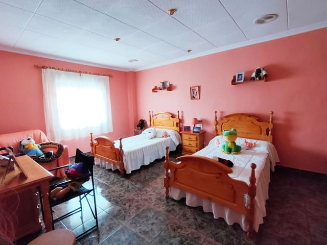 7 bedroom Villa for sale in La Marina, Elche / Elx with garage - € 439,000 (Ref: 6392234)