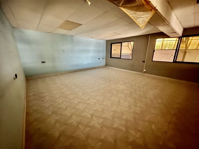 Business for sale in Catral with garage - € 500,000 (Ref: 8188648)