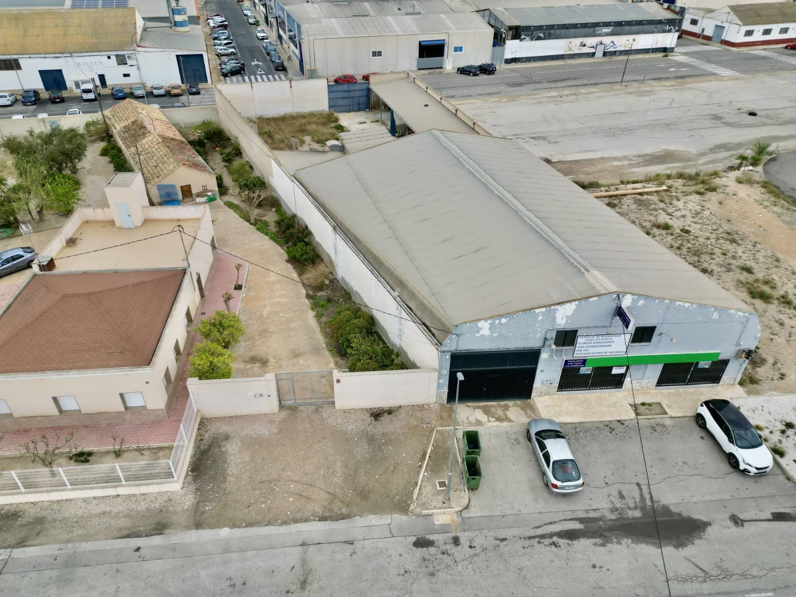 Business for sale in Catral with garage - € 500,000 (Ref: 8188648)