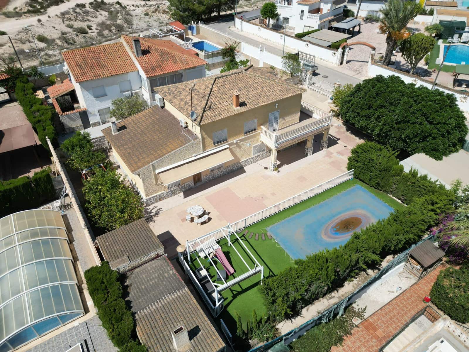8 slaapkamer Villa te koop in La Marina met zwembad garage - € 380.000 (Ref: 8402642)