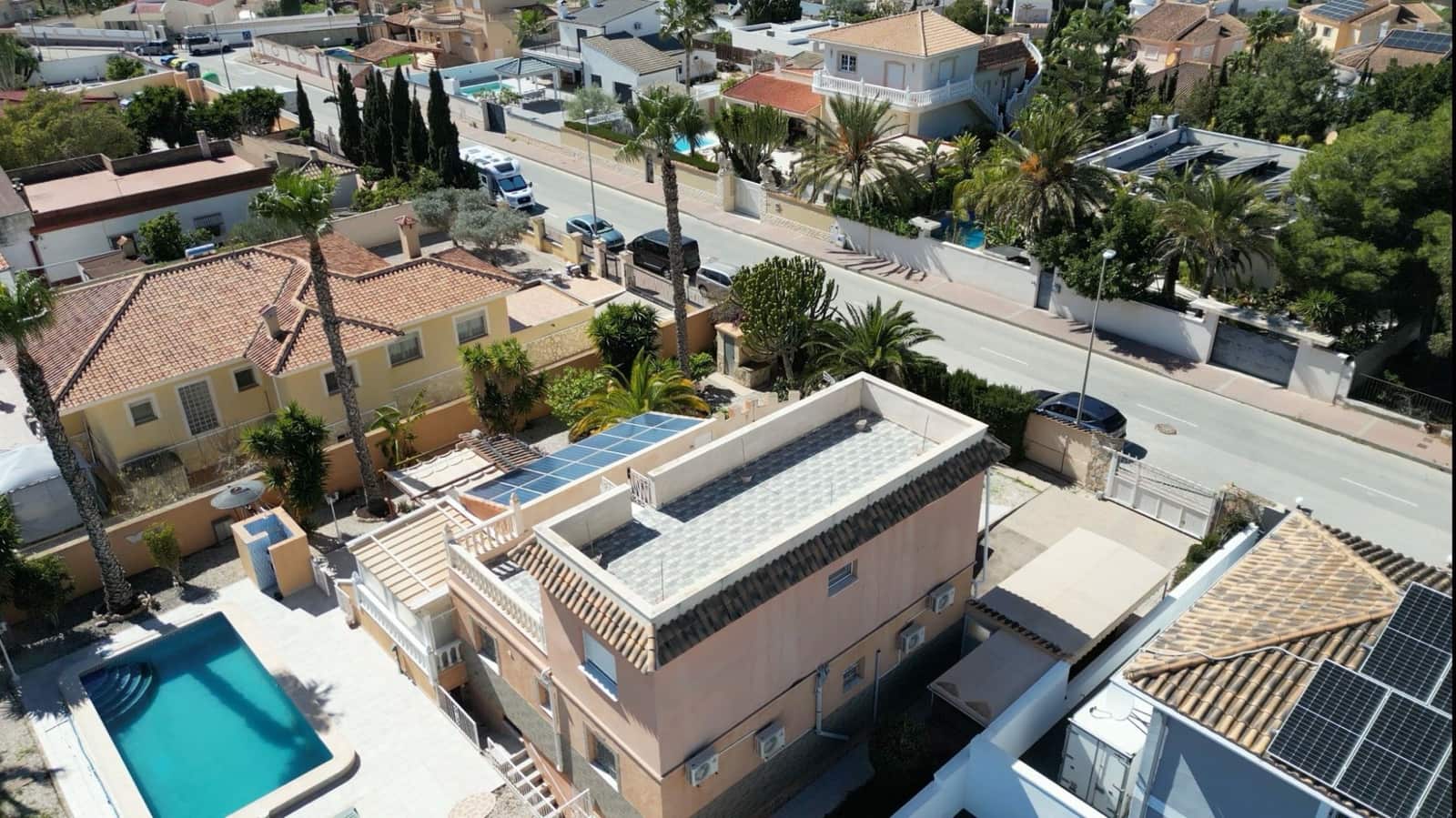 6 makuuhuone Huvila myytävänä paikassa La Marina mukana uima-altaan - 679 000 € (Ref: 9144535)