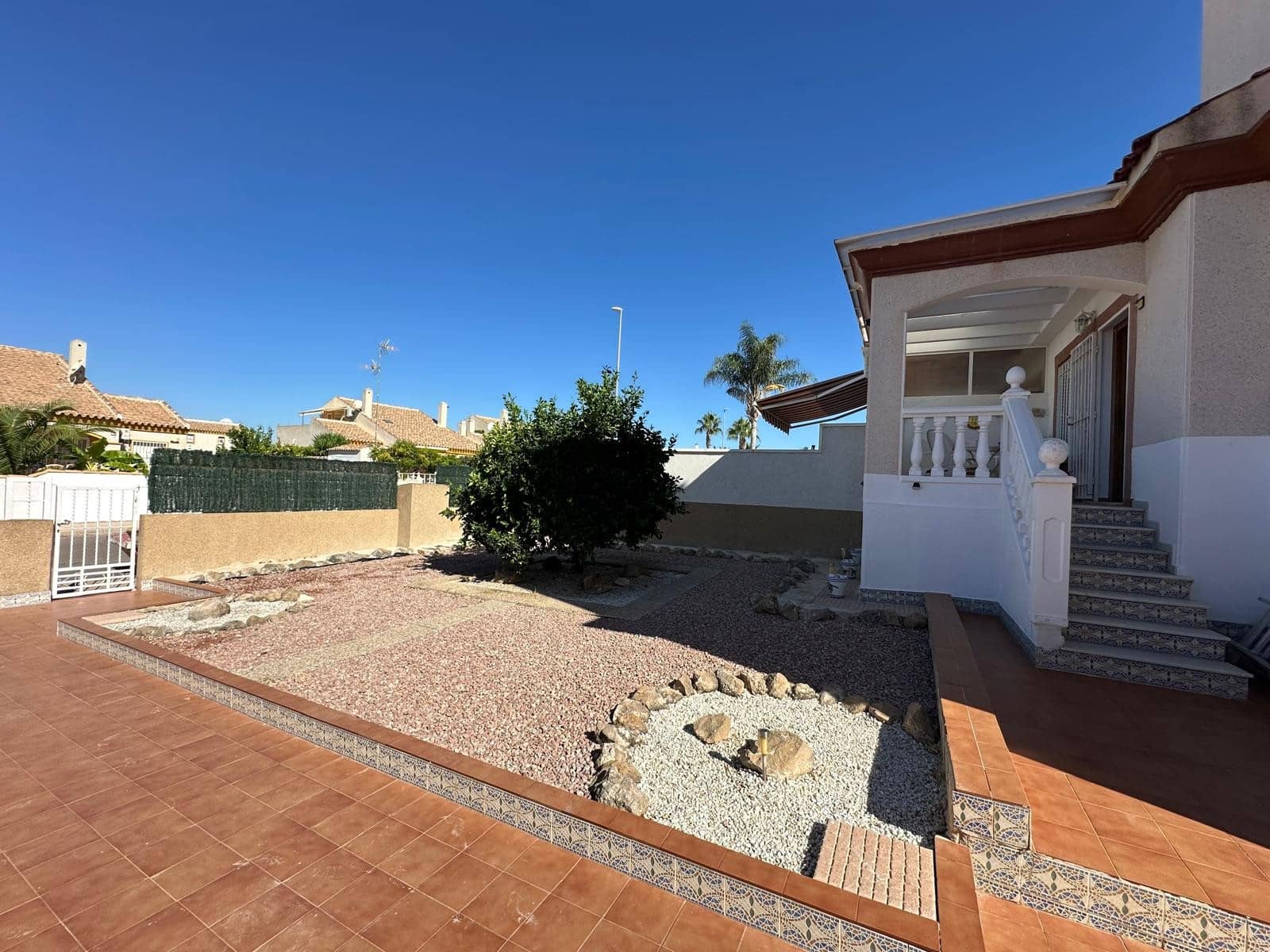 3 soveværelse Semi-Rækkehus til salg i La Marina med swimmingpool - € 195.000 (Ref: 9203333)