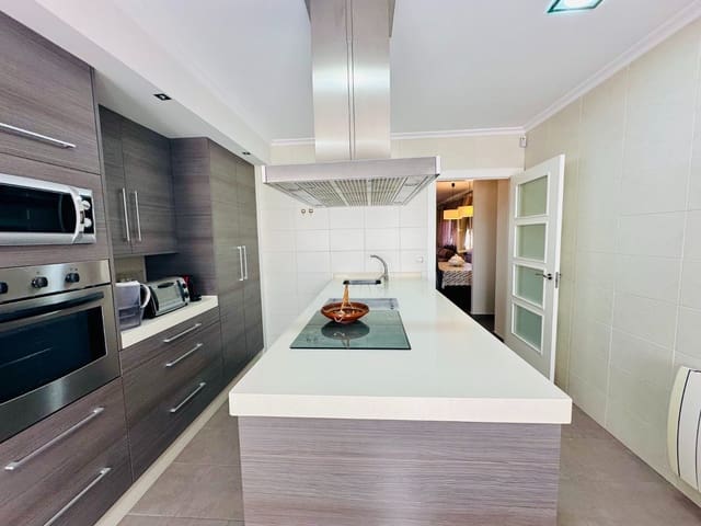 Chalet de 3 habitaciones en La Marina, Elche / Elx en venta con piscina garaje - 425.000 € (Ref: 9228970)