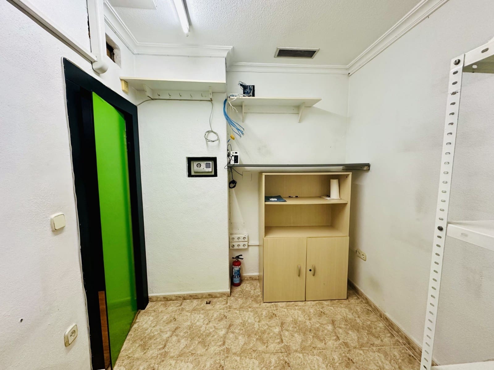 Commercial for sale in Guardamar del Segura - € 222,200 (Ref: 9313915)