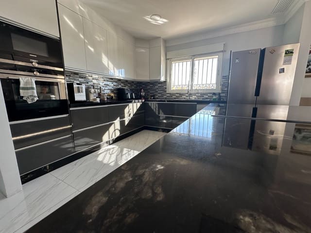 8 Zimmer Villa zu verkaufen in La Marina, Elche / Elx mit Pool Garage - 950.000 € (Ref: 9383250)