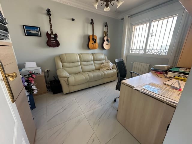 8 Zimmer Villa zu verkaufen in La Marina, Elche / Elx mit Pool Garage - 950.000 € (Ref: 9383250)