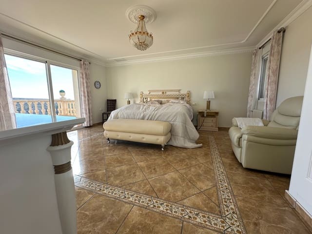 8 Zimmer Villa zu verkaufen in La Marina, Elche / Elx mit Pool Garage - 950.000 € (Ref: 9383250)