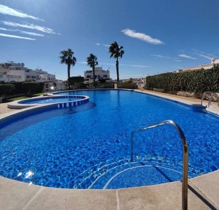 3 soverom Kjedet enebolig til salgs i La Marina med svømmebasseng - € 270 000 (Ref: 9484060)