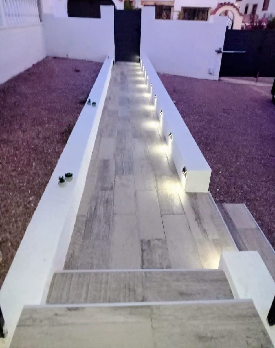 3 soverom Kjedet enebolig til salgs i La Marina med svømmebasseng - € 270 000 (Ref: 9484060)