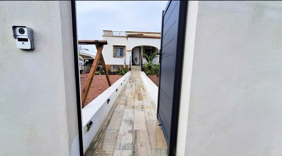 3 soverom Kjedet enebolig til salgs i La Marina med svømmebasseng - € 270 000 (Ref: 9484060)