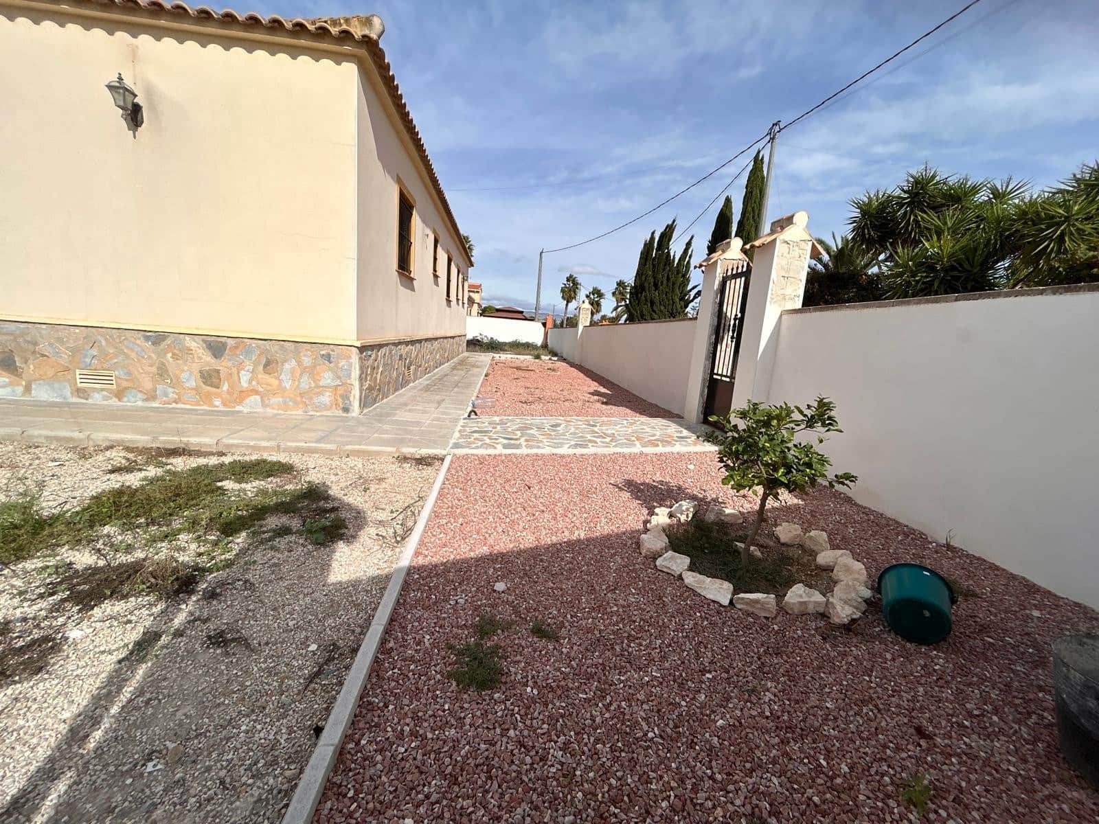 Chalet de 4 habitaciones en Catral en venta con piscina garaje - 340.000 € (Ref: 9630567)