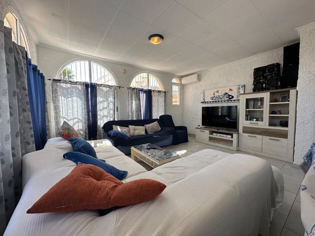 Chalet de 5 habitaciones en La Marina, Elche / Elx en venta con piscina garaje - 365.000 € (Ref: 9715633)