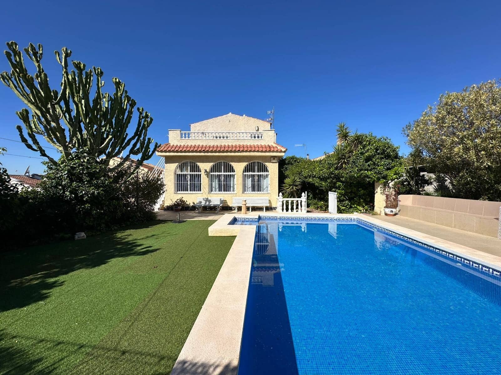 4 bedroom Villa for sale in La Marina with pool garage - € 365,000 (Ref: 9715633)