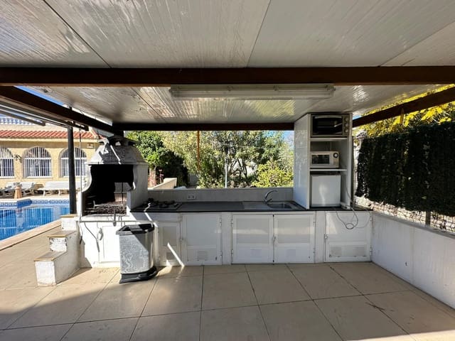 Chalet de 5 habitaciones en La Marina, Elche / Elx en venta con piscina garaje - 365.000 € (Ref: 9715633)