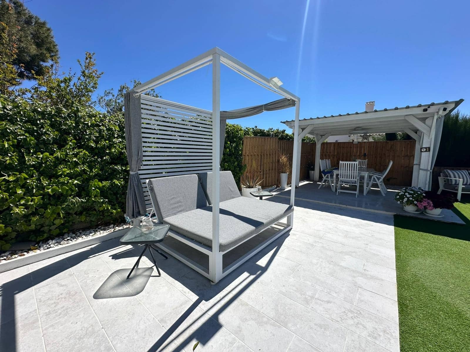 4 makuuhuone Huvila myytävänä paikassa La Marina mukana uima-altaan 
autotalli - 520 000 € (Ref: 9748404)