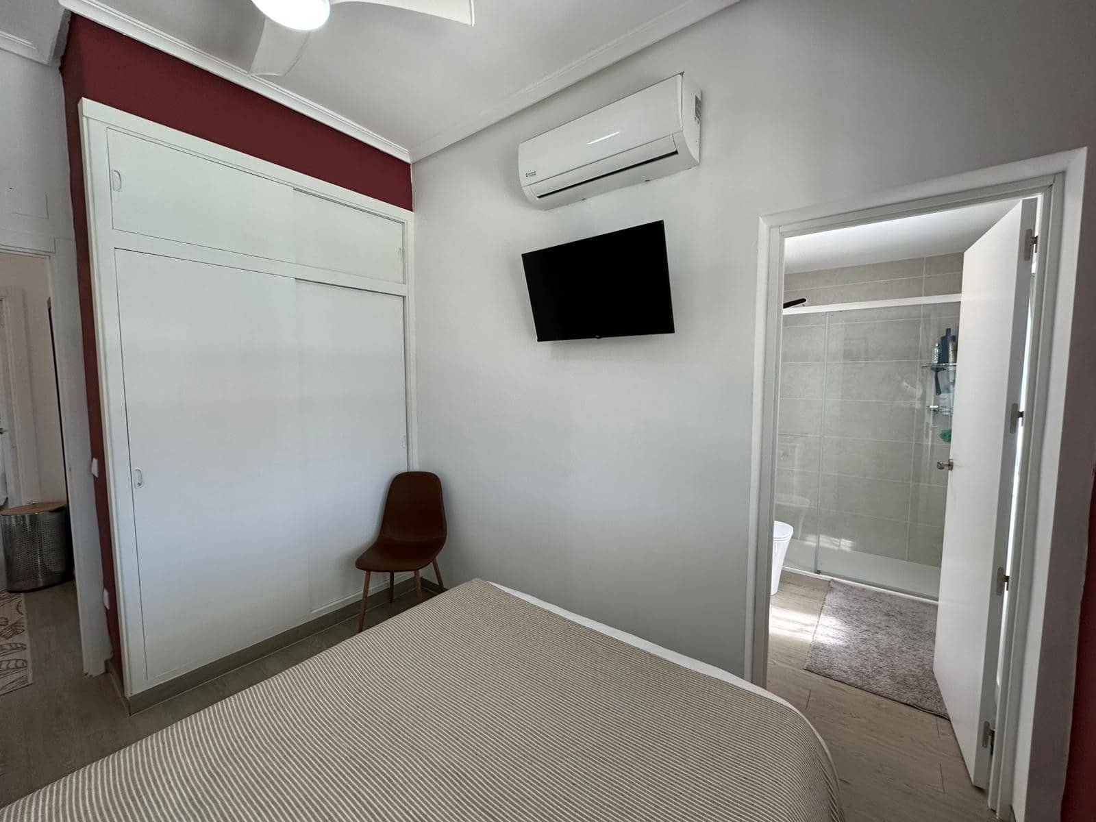 4 makuuhuone Huvila myytävänä paikassa La Marina mukana uima-altaan 
autotalli - 520 000 € (Ref: 9748404)