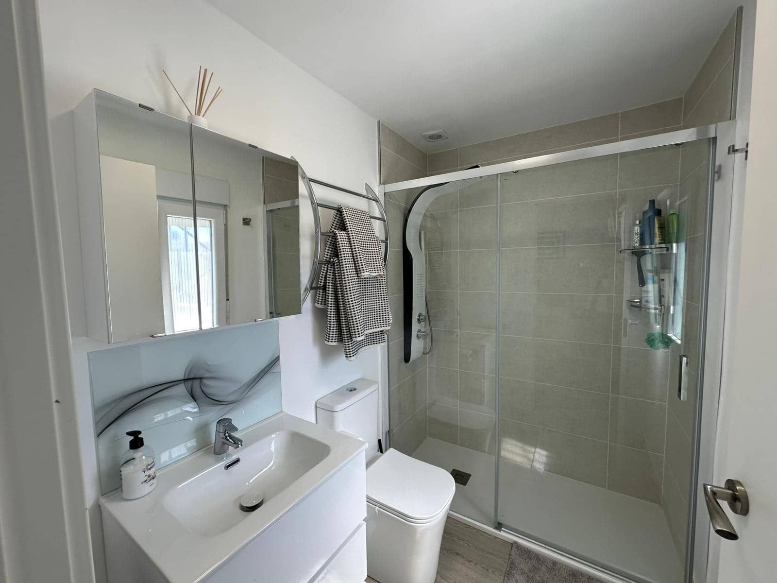 4 makuuhuone Huvila myytävänä paikassa La Marina mukana uima-altaan 
autotalli - 520 000 € (Ref: 9748404)