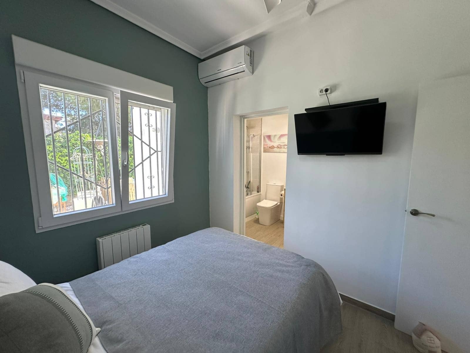 4 makuuhuone Huvila myytävänä paikassa La Marina mukana uima-altaan 
autotalli - 520 000 € (Ref: 9748404)