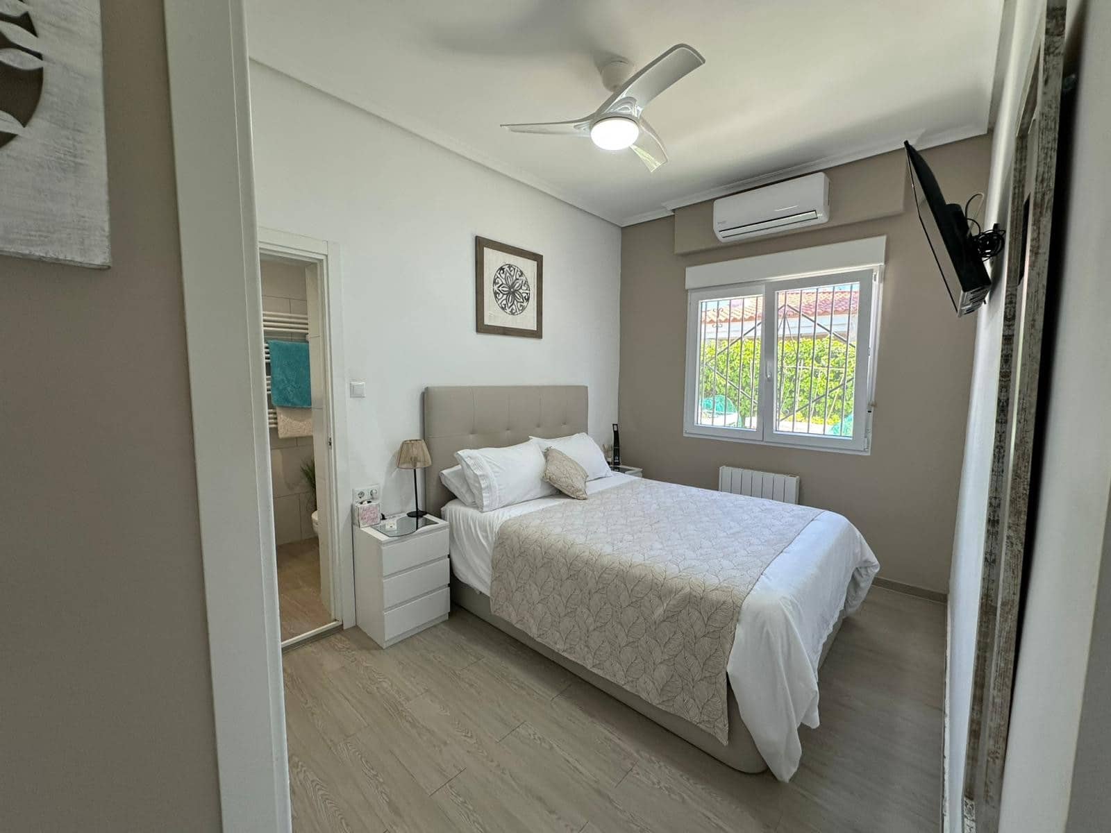 4 makuuhuone Huvila myytävänä paikassa La Marina mukana uima-altaan 
autotalli - 520 000 € (Ref: 9748404)