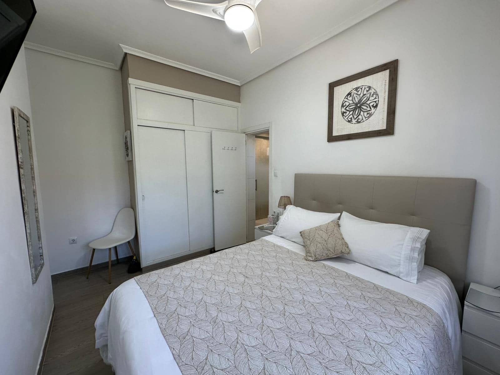 4 makuuhuone Huvila myytävänä paikassa La Marina mukana uima-altaan 
autotalli - 520 000 € (Ref: 9748404)