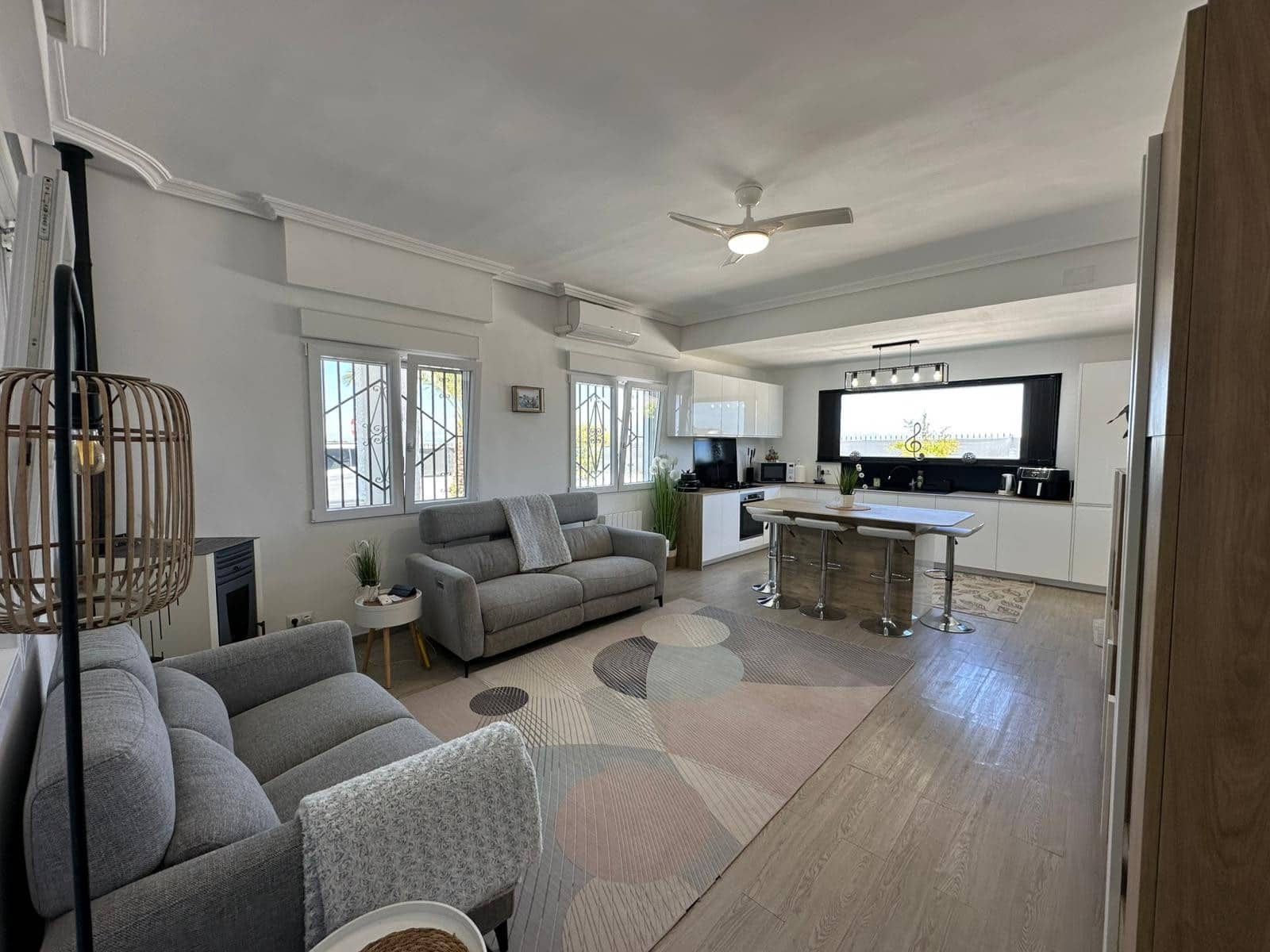 4 makuuhuone Huvila myytävänä paikassa La Marina mukana uima-altaan 
autotalli - 520 000 € (Ref: 9748404)