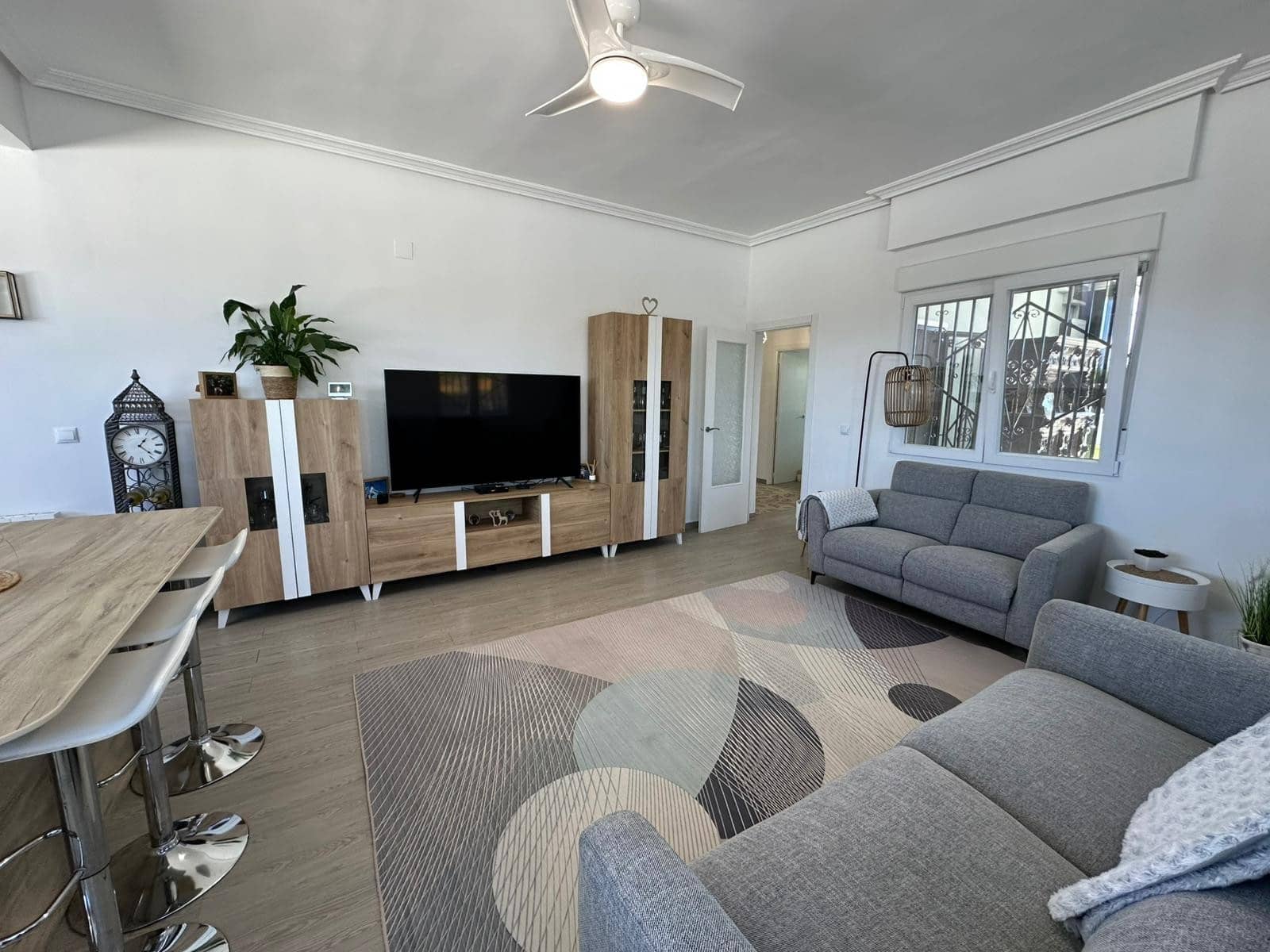 4 makuuhuone Huvila myytävänä paikassa La Marina mukana uima-altaan 
autotalli - 520 000 € (Ref: 9748404)