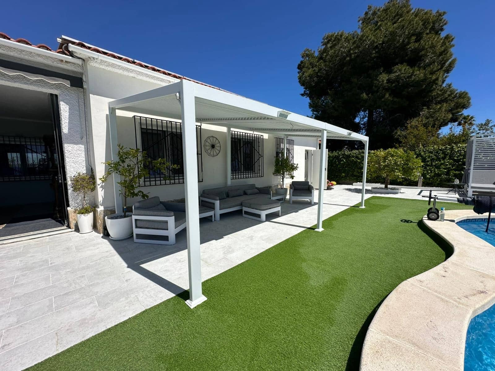 4 makuuhuone Huvila myytävänä paikassa La Marina mukana uima-altaan 
autotalli - 520 000 € (Ref: 9748404)