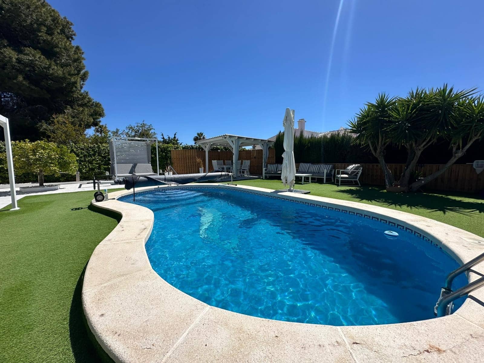 4 makuuhuone Huvila myytävänä paikassa La Marina mukana uima-altaan 
autotalli - 520 000 € (Ref: 9748404)