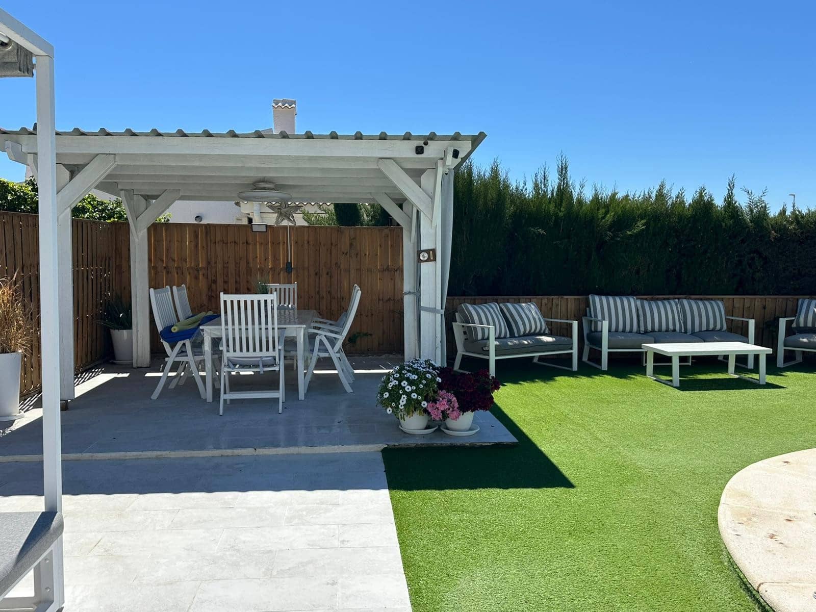 4 makuuhuone Huvila myytävänä paikassa La Marina mukana uima-altaan 
autotalli - 520 000 € (Ref: 9748404)