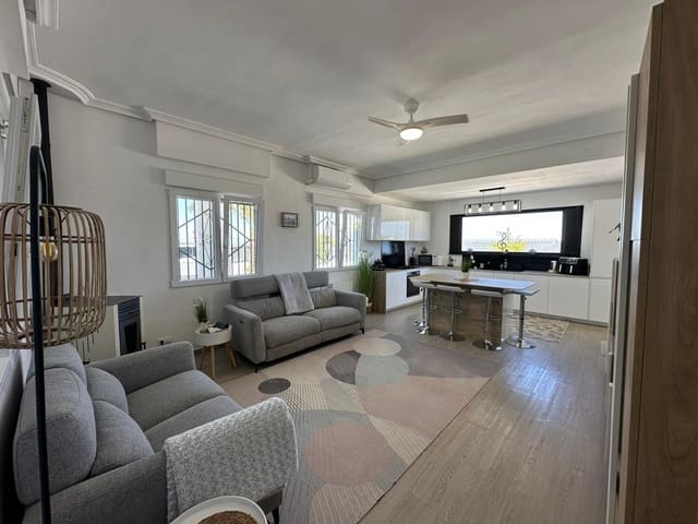 4 makuuhuone Huvila myytävänä paikassa La Marina, Elche / Elx mukana uima-altaan 
autotalli - 520 000 € (Ref: 9748404)