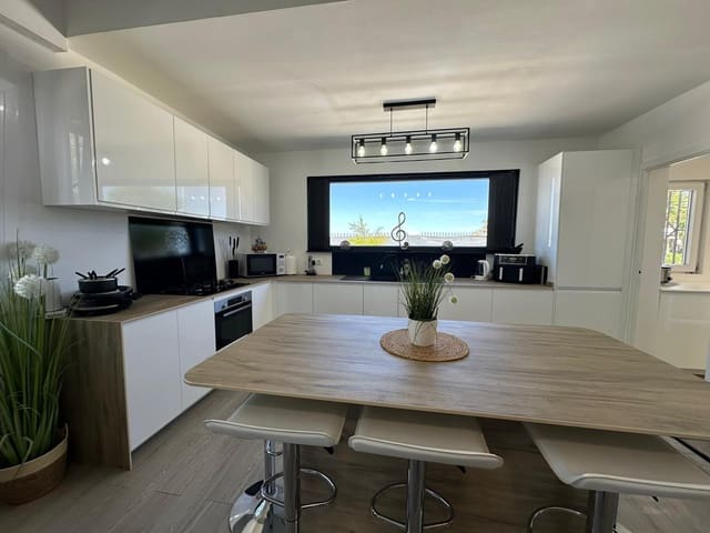 4 makuuhuone Huvila myytävänä paikassa La Marina, Elche / Elx mukana uima-altaan 
autotalli - 520 000 € (Ref: 9748404)