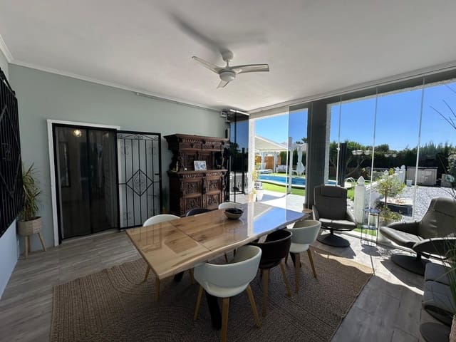 4 makuuhuone Huvila myytävänä paikassa La Marina, Elche / Elx mukana uima-altaan 
autotalli - 520 000 € (Ref: 9748404)