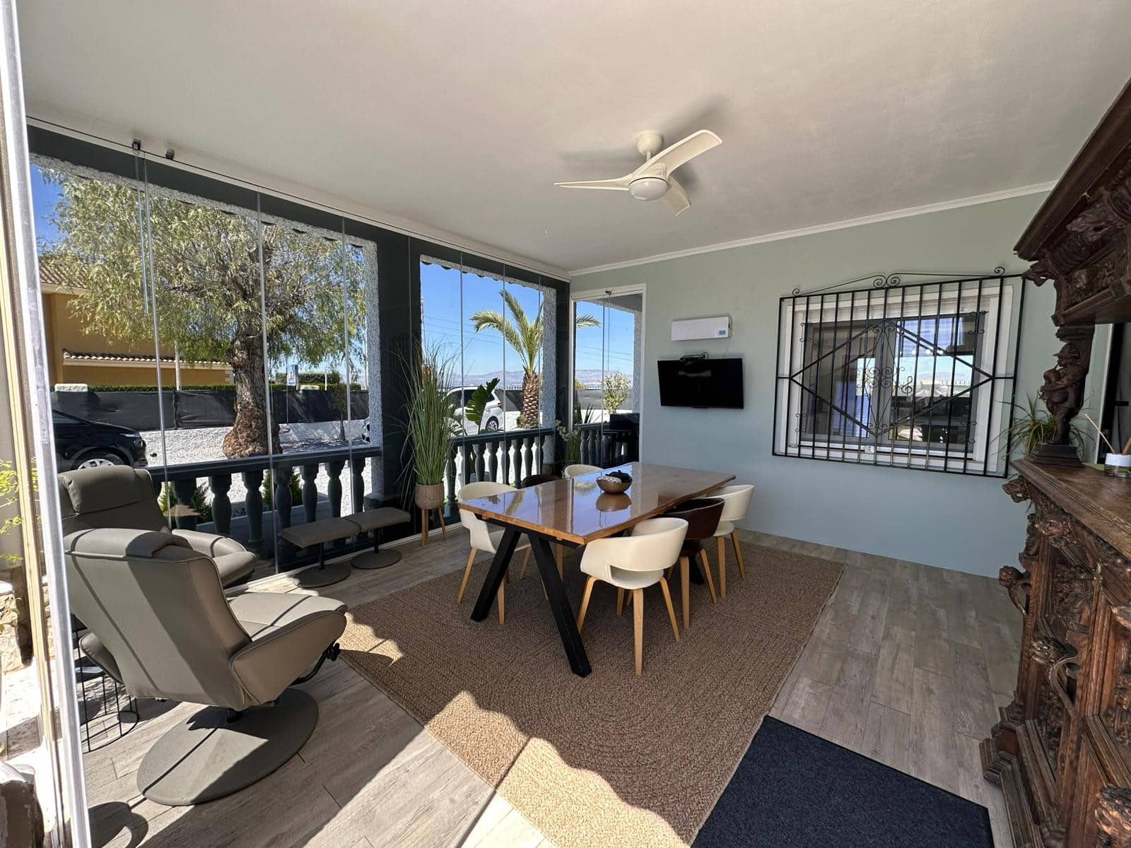 4 makuuhuone Huvila myytävänä paikassa La Marina mukana uima-altaan 
autotalli - 520 000 € (Ref: 9748404)